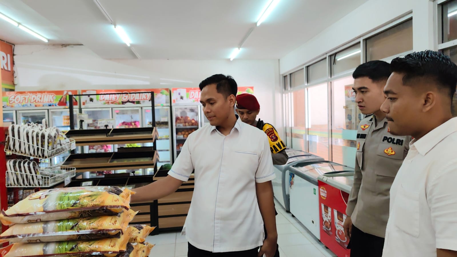 Foto : Polres Kubar Cek Stabilitas Harga Sembako di Barong Tongkok (Annanda Fauzan/trackperistiwa.com)