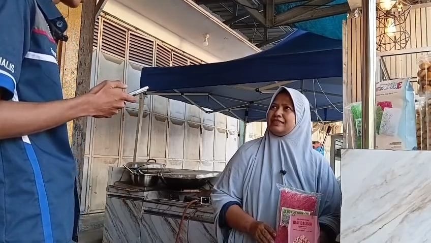 Ibu Siti Halizah menunjukkan produk unggulan Nastar Jelore pada stan UMKM di Pasar Ramadan Melak