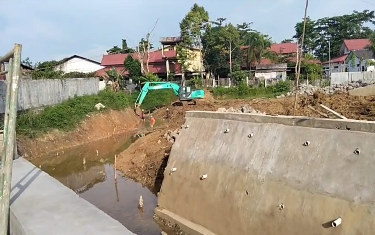 Ket Foto: Proyek Perkuatan Tebing Sungai Bengaris Samping APMS (Lanjutan) Disorot – Aktivitas alat berat di lokasi proyek Perkuatan Tebing Sungai Bengaris Samping APMS (Lanjutan) di Muara Teweh, Kabupaten Barito Utara, yang menjadi sorotan setelah muncul dugaan pelarangan peliputan terhadap wartawan saat melakukan investigasi di lapangan.