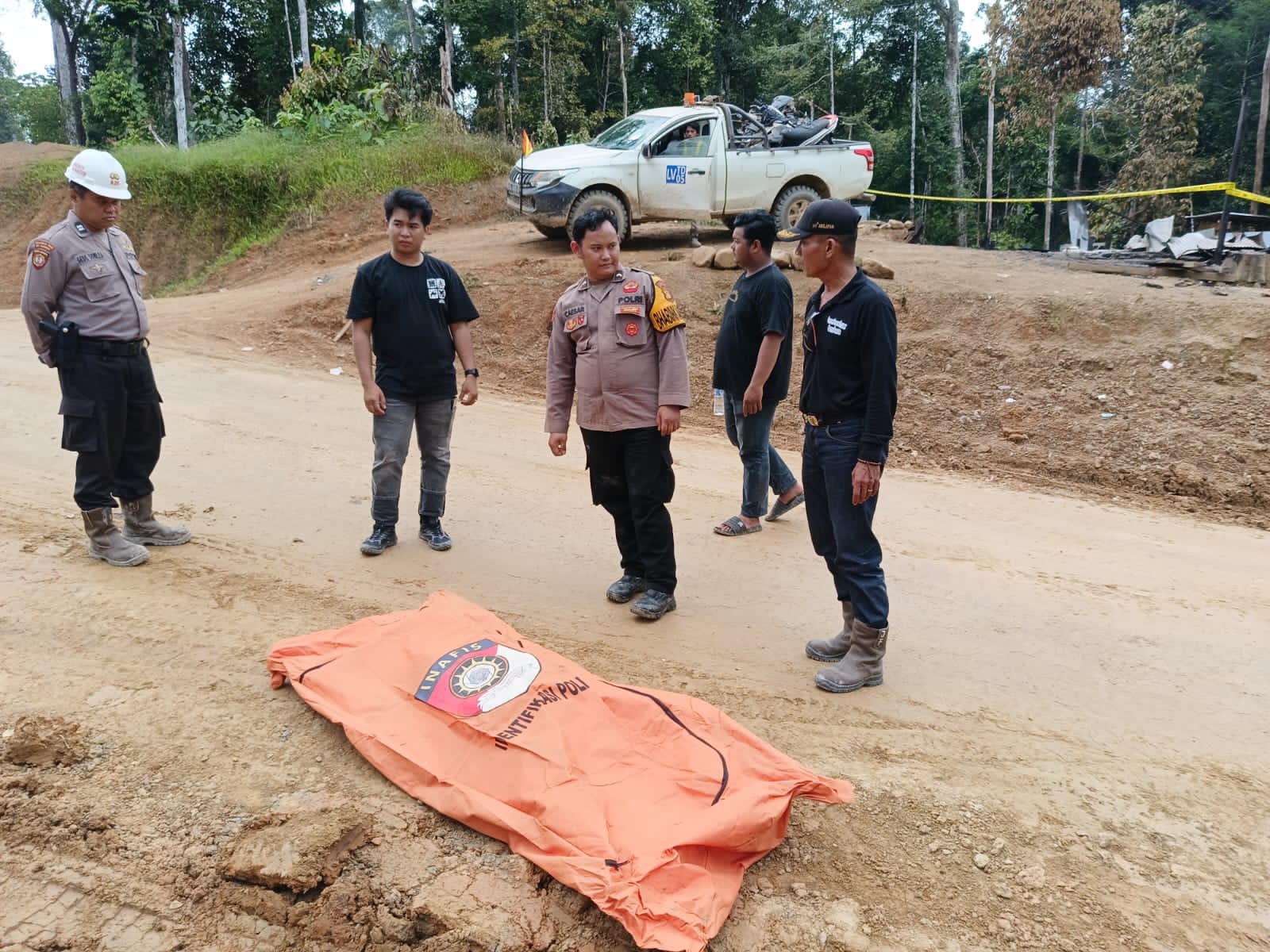 Keterangan FotoAparat dari Polres Barito Utara mengamankan para pelaku kasus pembunuhan satu keluarga di wilayah Teweh Timur. Peristiwa terjadi di kawasan hutan KM 95 dekat jalan perusahaan HPH PT Timber Dana yang menjadi objek sengketa lahan. Dok. (Hry,A – TrackPeristiwa.com)