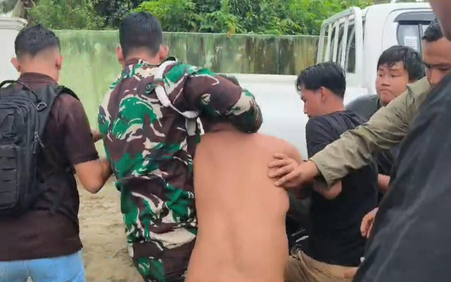 Keterangan Foto : Budi Permanto saat proses eksekus paksa i perkara perintangan kegiatan perusahaan PT TIS dari kediamannya di Kampung Ngenyan Asa, Kecamatan Barong Tongkok, Kutai Barat. (Dok. Istimewa/Trackperistiwa.com/Melky Malis)