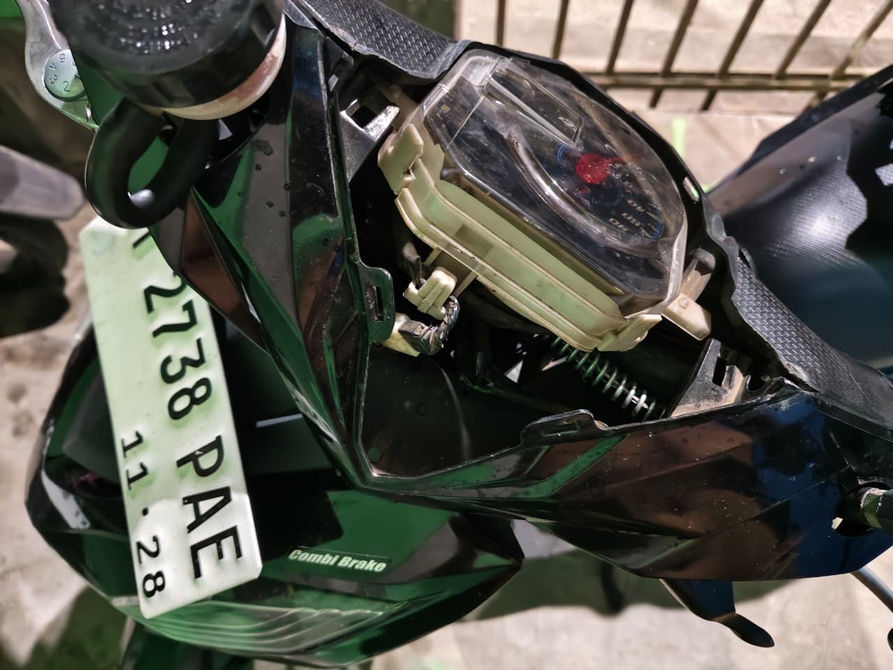 Keterangan Foto:Sepeda motor Honda Beat KT 2738 PAE milik korban mengalami kerusakan serius di badan Jalan Sendawar Raya, Kelurahan Melak Ulu, Kecamatan Melak, Kutai Barat, usai menabrak dahan pohon yang tumbang di tengah jalan pada malam hari. Insiden ini menyoroti lemahnya pemeliharaan pohon pelindung jalan yang membahayakan pengguna jalan. (Trackperistiwa.com | Fauzan}