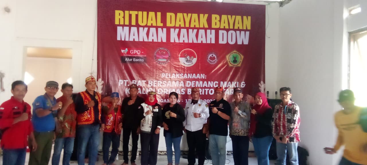 KETERANGAN FOTO : Foto bersama gabungan organisasi masyarakat (ormas) Dayak Barito Utara usai pelaksanaan ritual adat “Makan Kakah Dow” sebagai bentuk pelestarian budaya dan penguatan solidaritas masyarakat adat Dayak. (Dok. Trackperistiwa.com/Henryanus A)