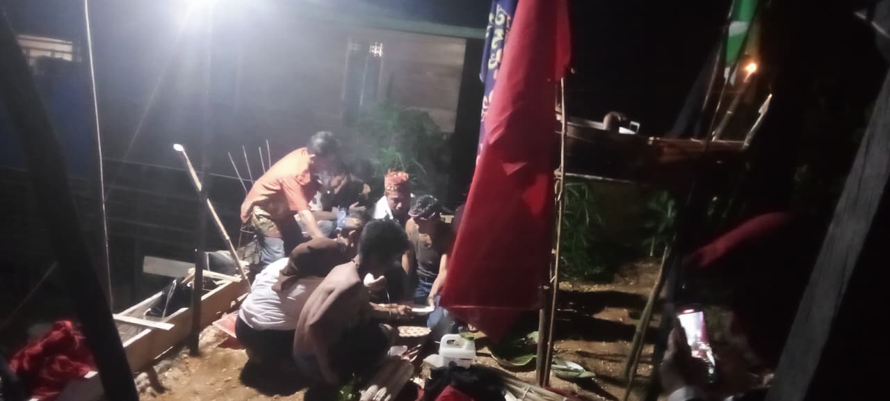KETERANGAN FOTO : Suasana pelaksanaan ritual adat Dayak “Makan Kakah Dow” pada malam hari yang digelar gabungan ormas Dayak Barito Utara sebagai bentuk penghormatan kepada leluhur dan pelestarian tradisi budaya Dayak. (Dok. Trackperistiwa.com/Henryanus A)