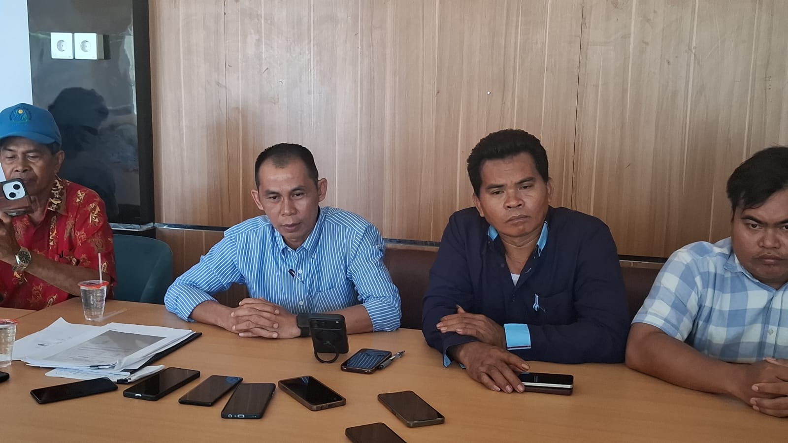 Keterangan Foto: Hison bersama John Kenedi dalam konferensi pers bersama warga terkait konflik agraria yang melibatkan PT Nusa Persada Resources (NPR) di Kabupaten Barito Utara. (Dok. Henryanus Achiang/Trackperistiwa.com)