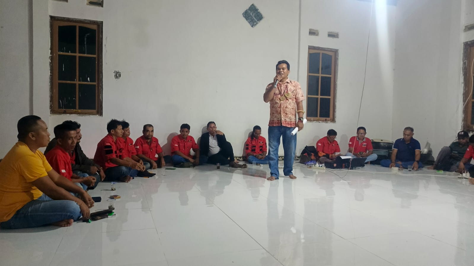 Keterangan Foto:Ketua Umum GPD Alur Barito, Hison, didampingi sejumlah pengurus dan Dewan Pengawas organisasi saat menyampaikan kritik terhadap pembangunan dan kinerja Pemerintah Kabupaten Barito Utara dalam Musyawarah Mufakat Khusus GPD Alur Barito di Kelurahan Jingah, Minggu (25/5/2026). (Dok. Henryanus Achiang/Trackperistiwa.com)