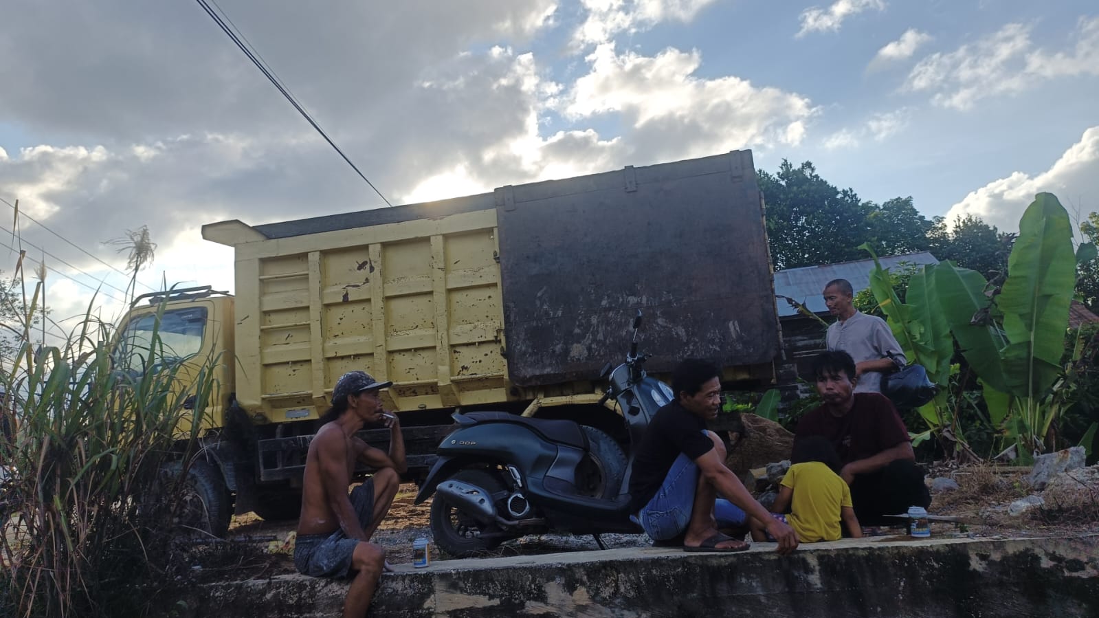 Keterangan Foto: Buruh melakukan pemuatan pasir koral ke dalam truk untuk kebutuhan bahan bangunan di Kabupaten Barito Utara. Kelangkaan pasokan pasir koral disebut mulai berdampak pada aktivitas pembangunan dan mata pencaharian masyarakat setempat. (Trackperistiwa.com/Henryanus Achiang)