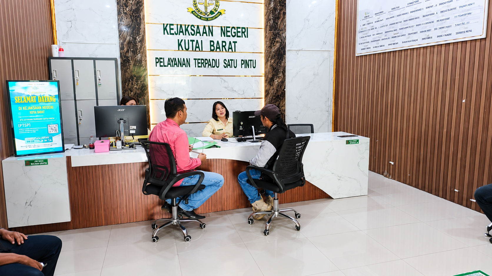 Kuasa hukum keluarga korban dan ayah korban mendatangi Kejaksaan Negeri Kutai Barat guna mempertanyakan status penanganan kasus dugaan pelecehan seksual terhadap anak yang dilaporkan sejak 2023. (Foto: Trackperistiwa.com/Melky Malis)