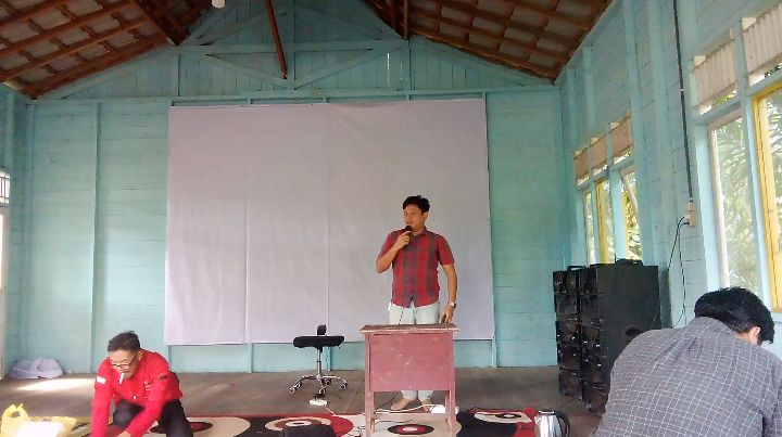 Perwakilan Badan Intelijen Negara (BIN) memberikan sambutan kepada anggota Ormas GPD Alur Barito dalam kegiatan nonton bareng (nobar) di Balai Adat Desa Ipu, Kecamatan Lahei, Kabupaten Barito Utara, Sabtu (27/6/2026).Foto: Henryanus A./TrackPeristiwa.com