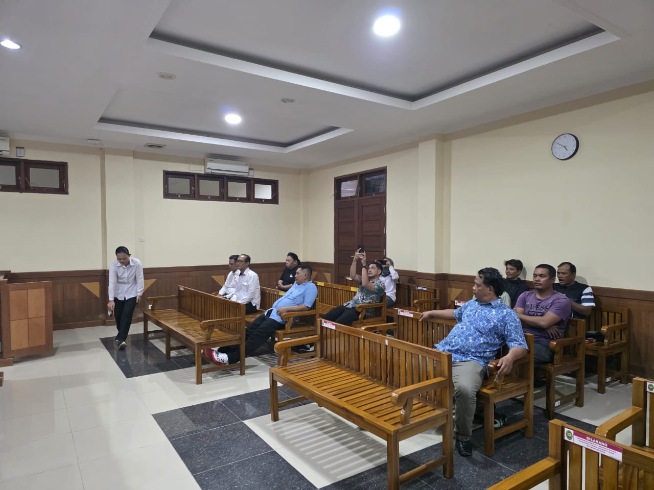 Suasana persidangan praperadilan di Pengadilan Negeri Tenggarong yang menguji sah atau tidaknya penetapan tersangka terhadap sepasang lansia oleh Polres Kutai Kartanegara.Foto: Melky Malis/Trackperistiwa.com