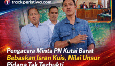 Muhammad Masyruh, S.H., dan Bayu Murti Wardoyo selaku kuasa hukum Isran Kuis menyampaikan keterangan kepada awak media usai sidang pledoi di Pengadilan Negeri Kutai Barat, Kamis (26/02/2026). Tim pembela meminta majelis hakim membebaskan kliennya karena menilai unsur pidana tidak terbukti dalam fakta persidangan. (Fzn/TP)