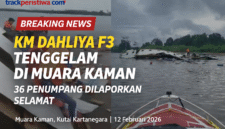 Keterangan Foto:
Penumpang berupaya menyelamatkan diri saat KM Dahliya F3 mulai tenggelam di perairan Muara Kaman, Kamis (12/2/2026). Awak kapal bersama warga sekitar turut membantu proses evakuasi penumpang sebelum badan kapal sepenuhnya karam.
