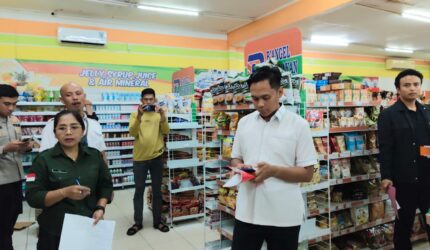 Foto : Polres Kubar Cek Stabilitas Harga Sembako di Barong Tongkok (Annanda Fauzan/trackperistiwa.com)