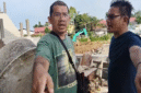 Diduga Dihalangi – Seorang pria menunjuk ke arah wartawan saat terjadi perdebatan di lokasi proyek Perkuatan Tebing Sungai Bengaris Samping APMS di Muara Teweh, Jumat (13/3/2026).