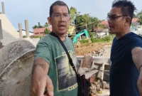 Diduga Dihalangi – Seorang pria menunjuk ke arah wartawan saat terjadi perdebatan di lokasi proyek Perkuatan Tebing Sungai Bengaris Samping APMS di Muara Teweh, Jumat (13/3/2026).