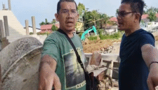 Diduga Dihalangi – Seorang pria menunjuk ke arah wartawan saat terjadi perdebatan di lokasi proyek Perkuatan Tebing Sungai Bengaris Samping APMS di Muara Teweh, Jumat (13/3/2026).