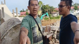 Diduga Dihalangi – Seorang pria menunjuk ke arah wartawan saat terjadi perdebatan di lokasi proyek Perkuatan Tebing Sungai Bengaris Samping APMS di Muara Teweh, Jumat (13/3/2026).