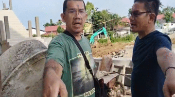 Diduga Dihalangi – Seorang pria menunjuk ke arah wartawan saat terjadi perdebatan di lokasi proyek Perkuatan Tebing Sungai Bengaris Samping APMS di Muara Teweh, Jumat (13/3/2026).