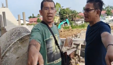 Diduga Dihalangi – Seorang pria menunjuk ke arah wartawan saat terjadi perdebatan di lokasi proyek Perkuatan Tebing Sungai Bengaris Samping APMS di Muara Teweh, Jumat (13/3/2026).