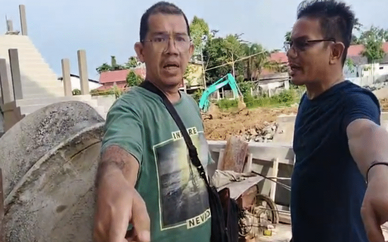 Diduga Dihalangi – Seorang pria menunjuk ke arah wartawan saat terjadi perdebatan di lokasi proyek Perkuatan Tebing Sungai Bengaris Samping APMS di Muara Teweh, Jumat (13/3/2026).
