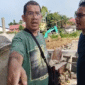 Diduga Dihalangi – Seorang pria menunjuk ke arah wartawan saat terjadi perdebatan di lokasi proyek Perkuatan Tebing Sungai Bengaris Samping APMS di Muara Teweh, Jumat (13/3/2026).