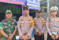 Keterangan Foto: Kapolres Kutai Barat AKBP Boney Wahyu Wicaksono bersama jajaran TNI-Polri memberikan imbauan kepada masyarakat usai meninjau Pos Pengamanan mudik di Kelurahan Simpang Raya, Kecamatan Barong Tongkok, Kutai Barat, Kamis (19/3/2026). Foto: Fauzan/Trackperistiwa.com