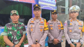 Keterangan Foto: Kapolres Kutai Barat AKBP Boney Wahyu Wicaksono bersama jajaran TNI-Polri memberikan imbauan kepada masyarakat usai meninjau Pos Pengamanan mudik di Kelurahan Simpang Raya, Kecamatan Barong Tongkok, Kutai Barat, Kamis (19/3/2026). Foto: Fauzan/Trackperistiwa.com
