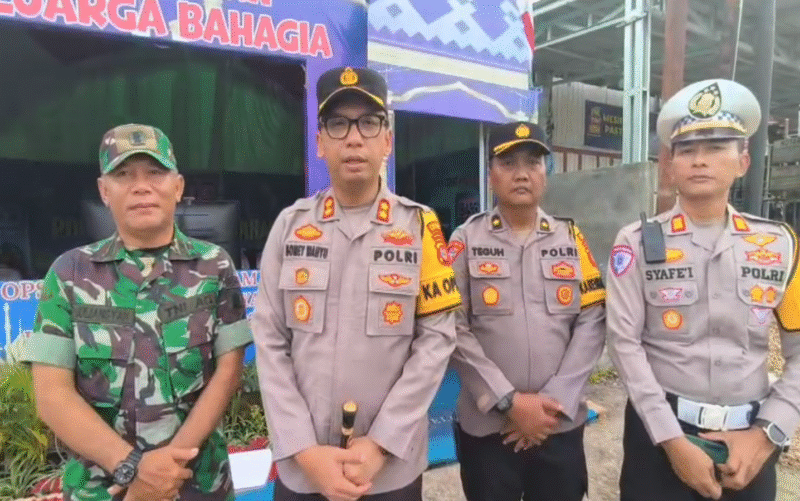 Keterangan Foto: Kapolres Kutai Barat AKBP Boney Wahyu Wicaksono bersama jajaran TNI-Polri memberikan imbauan kepada masyarakat usai meninjau Pos Pengamanan mudik di Kelurahan Simpang Raya, Kecamatan Barong Tongkok, Kutai Barat, Kamis (19/3/2026). Foto: Fauzan/Trackperistiwa.com