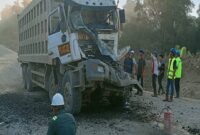 Keterangan Foto: Kondisi dump truck roda 12 yang mengalami kerusakan parah di bagian kabin usai terlibat kecelakaan fatal di jalur hauling KM 35 area tambang PT MBL, Kutai Barat, Sabtu (28/03/2026). Dok. Istimewa/Trackperistiwa.com