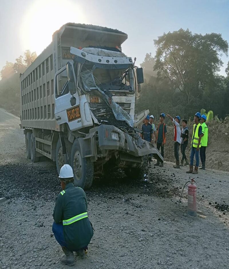 Keterangan Foto: Kondisi dump truck roda 12 yang mengalami kerusakan parah di bagian kabin usai terlibat kecelakaan fatal di jalur hauling KM 35 area tambang PT MBL, Kutai Barat, Sabtu (28/03/2026). Dok. Istimewa/Trackperistiwa.com