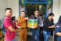 Keterangan Foto
Kepala Dinas Pendidikan Kabupaten Barito Utara menyerahkan parsel Ramadan kepada wartawan di Muara Teweh sebagai bentuk apresiasi terhadap peran media dalam mendukung pemberitaan pembangunan dan pendidikan di daerah. (HenryTrackperistiwa.com, 16 Maret 2026).
