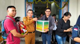 Keterangan Foto
Kepala Dinas Pendidikan Kabupaten Barito Utara menyerahkan parsel Ramadan kepada wartawan di Muara Teweh sebagai bentuk apresiasi terhadap peran media dalam mendukung pemberitaan pembangunan dan pendidikan di daerah. (HenryTrackperistiwa.com, 16 Maret 2026).