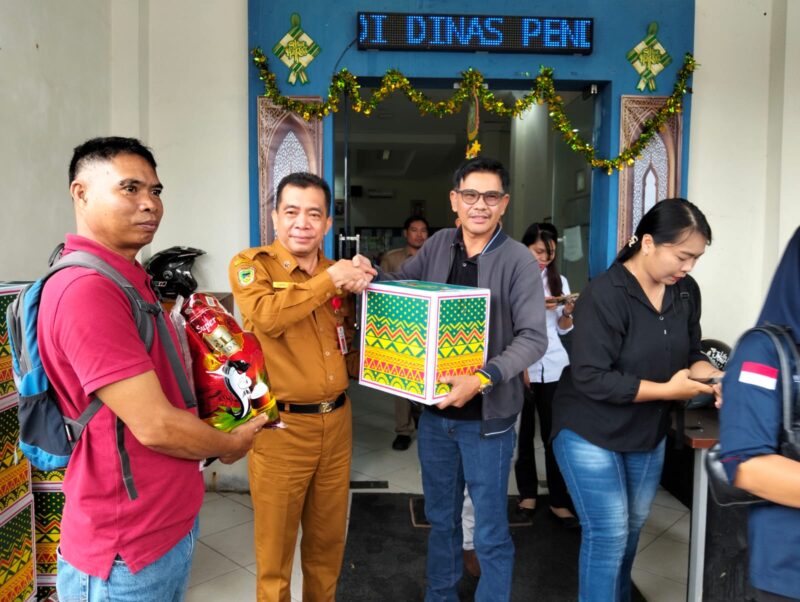 Keterangan Foto
Kepala Dinas Pendidikan Kabupaten Barito Utara menyerahkan parsel Ramadan kepada wartawan di Muara Teweh sebagai bentuk apresiasi terhadap peran media dalam mendukung pemberitaan pembangunan dan pendidikan di daerah. (HenryTrackperistiwa.com, 16 Maret 2026).