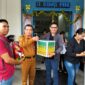 Keterangan Foto
Kepala Dinas Pendidikan Kabupaten Barito Utara menyerahkan parsel Ramadan kepada wartawan di Muara Teweh sebagai bentuk apresiasi terhadap peran media dalam mendukung pemberitaan pembangunan dan pendidikan di daerah. (HenryTrackperistiwa.com, 16 Maret 2026).
