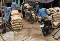 Keterangan Foto:
Tumpukan semen di lokasi pembangunan jembatan beton di Desa Muara Pari, Kabupaten Barito Utara, yang diduga merupakan bagian dari proyek tanpa papan informasi, memicu sorotan warga terkait transparansi penggunaan Dana Desa 2026. (Ist/Trackperistiwa.com)