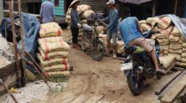 Keterangan Foto:
Tumpukan semen di lokasi pembangunan jembatan beton di Desa Muara Pari, Kabupaten Barito Utara, yang diduga merupakan bagian dari proyek tanpa papan informasi, memicu sorotan warga terkait transparansi penggunaan Dana Desa 2026. (Ist/Trackperistiwa.com)