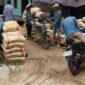 Keterangan Foto:
Tumpukan semen di lokasi pembangunan jembatan beton di Desa Muara Pari, Kabupaten Barito Utara, yang diduga merupakan bagian dari proyek tanpa papan informasi, memicu sorotan warga terkait transparansi penggunaan Dana Desa 2026. (Ist/Trackperistiwa.com)