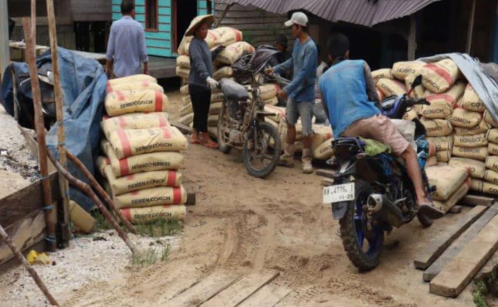 Keterangan Foto:
Tumpukan semen di lokasi pembangunan jembatan beton di Desa Muara Pari, Kabupaten Barito Utara, yang diduga merupakan bagian dari proyek tanpa papan informasi, memicu sorotan warga terkait transparansi penggunaan Dana Desa 2026. (Ist/Trackperistiwa.com)