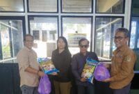 Keterangan Foto:

Haji Imam Topik, S.I.P., M.Si., Kepala Dinas PUPR Kabupaten Barito Utara, saat menyerahkan paket sembako kepada anggota Ikatan Wartawan Online (IWO) di Muara Teweh dalam rangka berbagi berkah di bulan suci Ramadan, Selasa (17/3/2026). (Henryanus/Trackperistiwa.com)