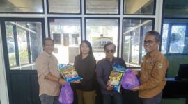 Keterangan Foto:

Haji Imam Topik, S.I.P., M.Si., Kepala Dinas PUPR Kabupaten Barito Utara, saat menyerahkan paket sembako kepada anggota Ikatan Wartawan Online (IWO) di Muara Teweh dalam rangka berbagi berkah di bulan suci Ramadan, Selasa (17/3/2026). (Henryanus/Trackperistiwa.com)