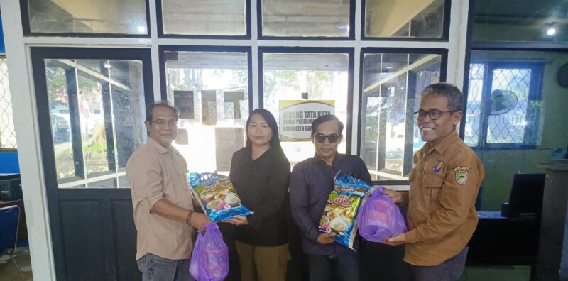 Keterangan Foto:

Haji Imam Topik, S.I.P., M.Si., Kepala Dinas PUPR Kabupaten Barito Utara, saat menyerahkan paket sembako kepada anggota Ikatan Wartawan Online (IWO) di Muara Teweh dalam rangka berbagi berkah di bulan suci Ramadan, Selasa (17/3/2026). (Henryanus/Trackperistiwa.com)