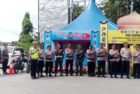 Keterangan Foto:
Kapolda Kalimantan Tengah Irjen Pol. Iwan Kurniawan, S.I.K., M.Si. saat melakukan pengecekan kesiapan personel dan pos pengamanan dalam rangka Operasi Ketupat Telabang 2026 di Muara Teweh, Kabupaten Barito Utara, Senin (23/3/2026). (Dok. Henryanus/Trackperistiwa.com)