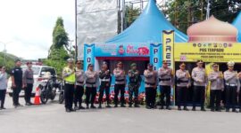 Keterangan Foto:
Kapolda Kalimantan Tengah Irjen Pol. Iwan Kurniawan, S.I.K., M.Si. saat melakukan pengecekan kesiapan personel dan pos pengamanan dalam rangka Operasi Ketupat Telabang 2026 di Muara Teweh, Kabupaten Barito Utara, Senin (23/3/2026). (Dok. Henryanus/Trackperistiwa.com)