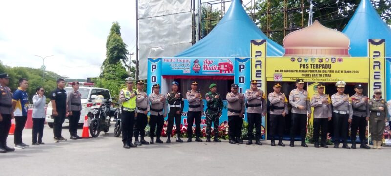 Keterangan Foto:
Kapolda Kalimantan Tengah Irjen Pol. Iwan Kurniawan, S.I.K., M.Si. saat melakukan pengecekan kesiapan personel dan pos pengamanan dalam rangka Operasi Ketupat Telabang 2026 di Muara Teweh, Kabupaten Barito Utara, Senin (23/3/2026). (Dok. Henryanus/Trackperistiwa.com)