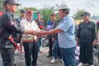 Keterangan Foto:

Bukti penyerahan “piring putih” sebagai simbol sakral adat oleh kedua pihak yang berperkara, yakni Setahan Awingnu dan perwakilan manajemen PT Bahtera Alam Tamiang (BAT), kepada pemangku adat (Damang) MAKI Barito Utara dalam proses penyelesaian sengketa secara adat. (Dok. Istimewa/Henryanus, A./Trackperistiwa.com) 