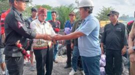 Keterangan Foto:

Bukti penyerahan “piring putih” sebagai simbol sakral adat oleh kedua pihak yang berperkara, yakni Setahan Awingnu dan perwakilan manajemen PT Bahtera Alam Tamiang (BAT), kepada pemangku adat (Damang) MAKI Barito Utara dalam proses penyelesaian sengketa secara adat. (Dok. Istimewa/Henryanus, A./Trackperistiwa.com) 