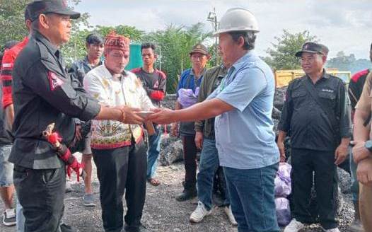 Keterangan Foto:

Bukti penyerahan “piring putih” sebagai simbol sakral adat oleh kedua pihak yang berperkara, yakni Setahan Awingnu dan perwakilan manajemen PT Bahtera Alam Tamiang (BAT), kepada pemangku adat (Damang) MAKI Barito Utara dalam proses penyelesaian sengketa secara adat. (Dok. Istimewa/Henryanus, A./Trackperistiwa.com) 