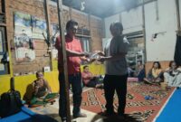 Keterangan Foto:
Prianto, tokoh muda Dayak Barito Utara, saat menyerahkan bantuan duka kepada keluarga almarhum Hadrawani di Desa Kamawen, Kecamatan Montallat, Sabtu (4/4/2026).