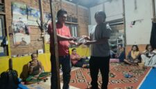 Keterangan Foto:
Prianto, tokoh muda Dayak Barito Utara, saat menyerahkan bantuan duka kepada keluarga almarhum Hadrawani di Desa Kamawen, Kecamatan Montallat, Sabtu (4/4/2026).