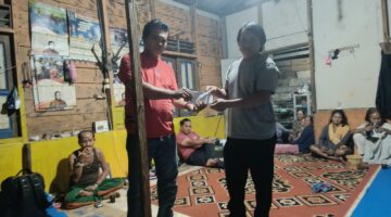 Keterangan Foto:
Prianto, tokoh muda Dayak Barito Utara, saat menyerahkan bantuan duka kepada keluarga almarhum Hadrawani di Desa Kamawen, Kecamatan Montallat, Sabtu (4/4/2026).